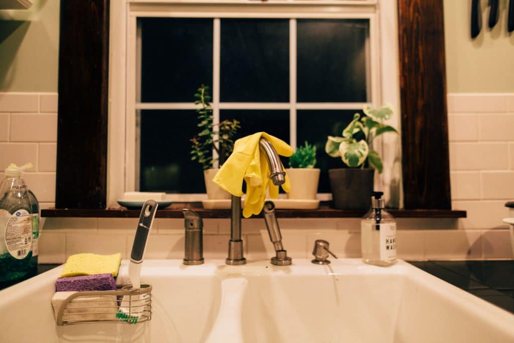 clean kitchen sink