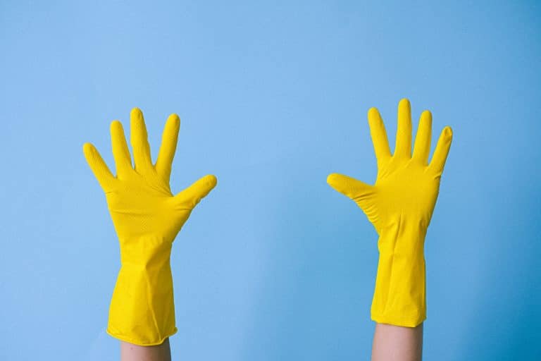 Des gants en caoutchouc jaunes