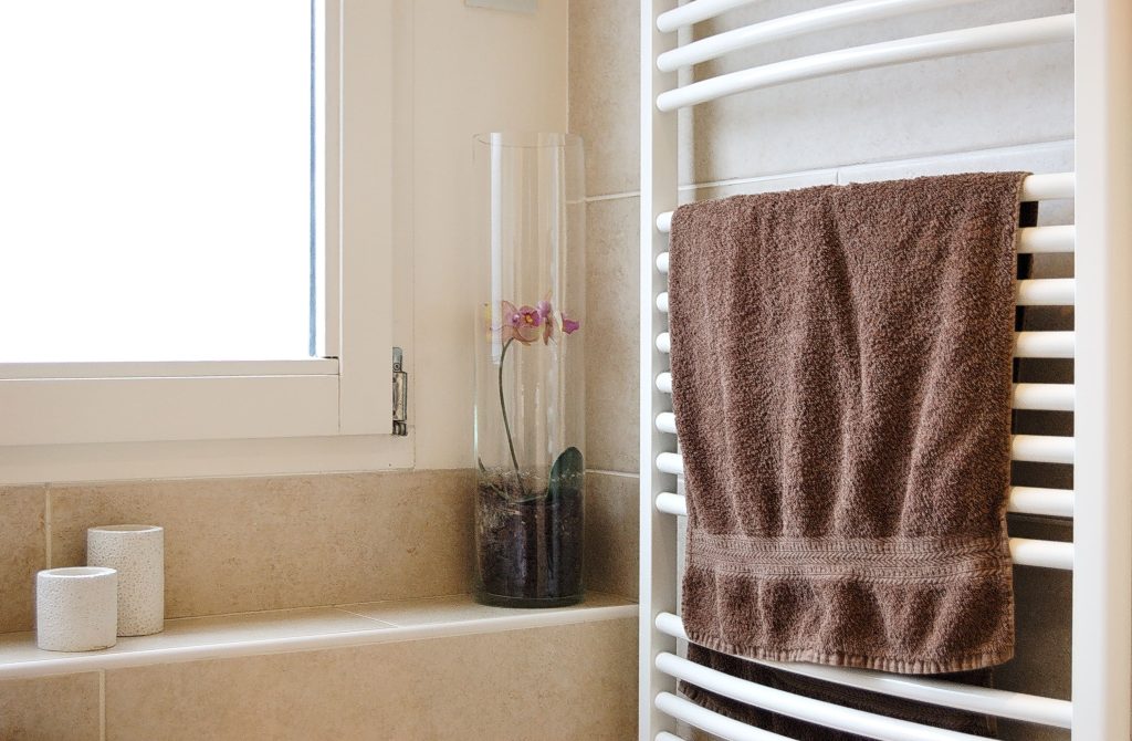 How to Clean Shower Glass Fast (3 Methods) - The mag 'Wecasa